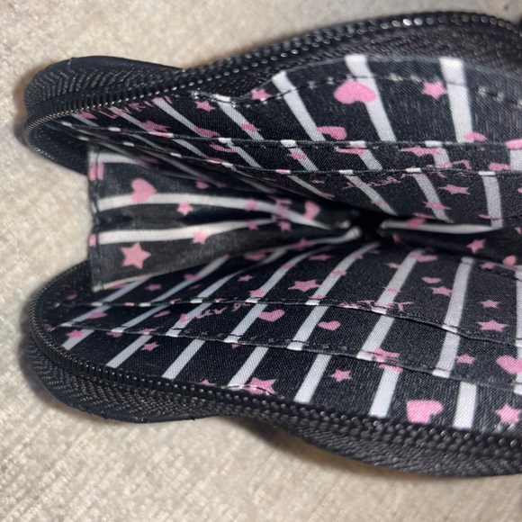 Betsey Johnson NWOT Heart Shaped Quilted Zip Wallet Wristlet Black Change Purse - Picture 6 of 6
